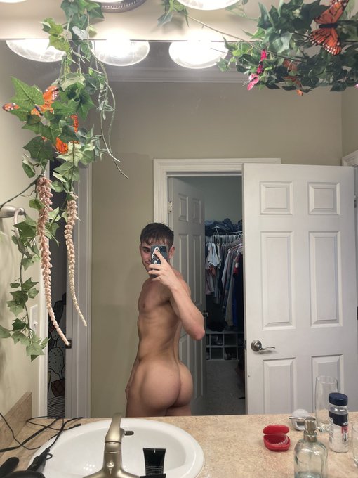 Lemm show y&rsquo;all my ass real quick https://t.co/83B5zDUdFV