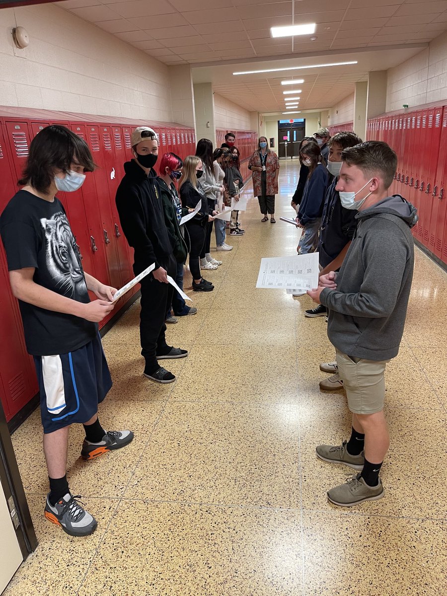 SwartzCreekHS's tweet photo. Students preparing to engage in conversation about their learning with an excellent routine in Mrs. Giblin’s class! ⁦@swartz_creek⁩ https://t.co/hwsWgHbHgS