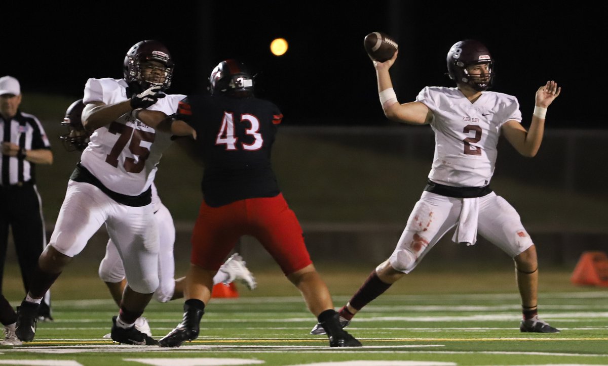 bluff_sports's tweet photo. This week's Hornet Athlete of the Week is @FBswarmfootball QB Nash Villegas!

https://t.co/dU5XtxW3iY

#CPH | #SWARM https://t.co/CeTtXVl7V6