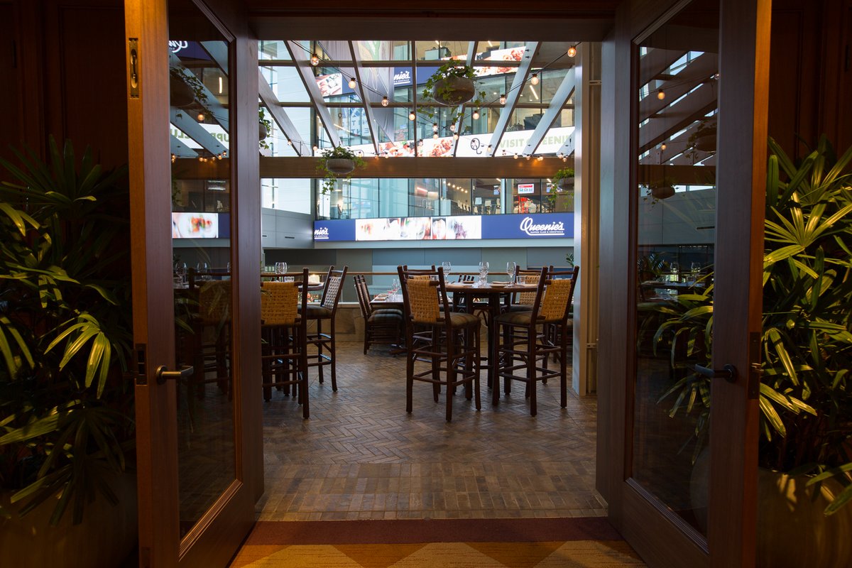 Queenie's Supper Club is reopening for the <a href="/Harry_Styles/">Harry Styles.</a> #LoveOnTour shows here on Sep. 24 + 25!

Parents/Fans can enjoy a convenient meal by all the action.

⏰: 5 PM - 8 PM
📍: United Center Atrium
📖 MENU: bit.ly/3i0Wgx7
🗓 RESERVATION: bit.ly/3i1a3nq