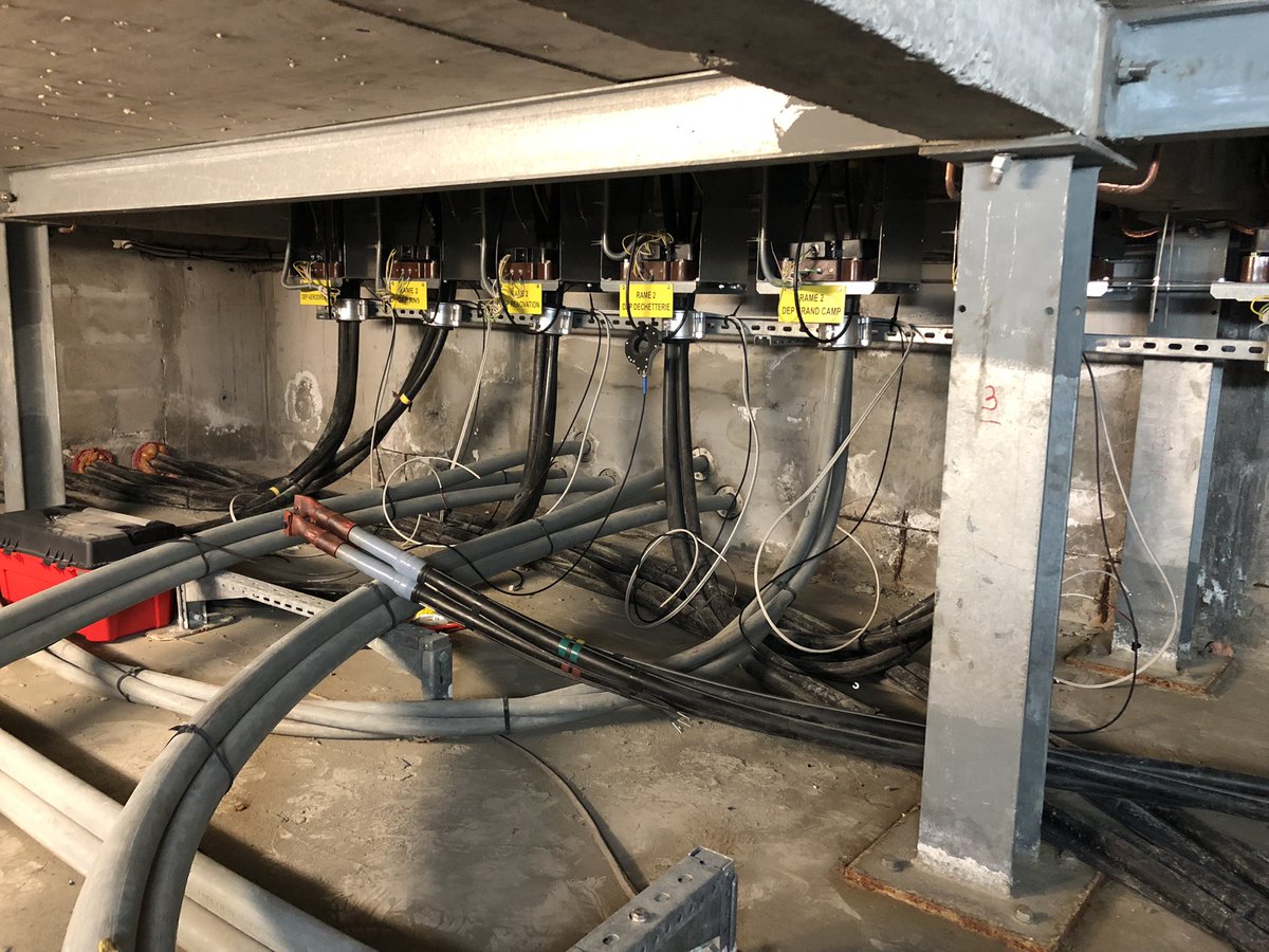 DBilbault's tweet photo. A @EDF_Guadeloupe nous innovons avec EDF R&amp;D pour améliorer la qualité de fourniture de nos clients avec l’#innovation "diag on line" au poste source du Raizet. Il permet d’anticiper les défauts sur les câbles souterrains 20kV et donc de réduire les coupures pour nos #clients. https://t.co/QufRlJHjl1