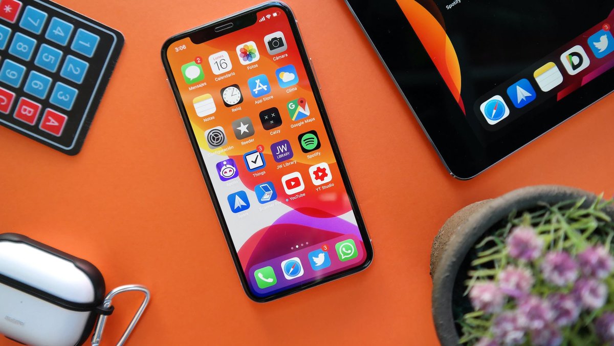 vishalrughani's tweet photo. iOS 15 vs iOS 14.8 Battery Life Comparison on iPhone 12, iPhone 11, iPhone XR, iPhone 8 https://t.co/V1IZbz60KY https://t.co/IabQWB1FAw