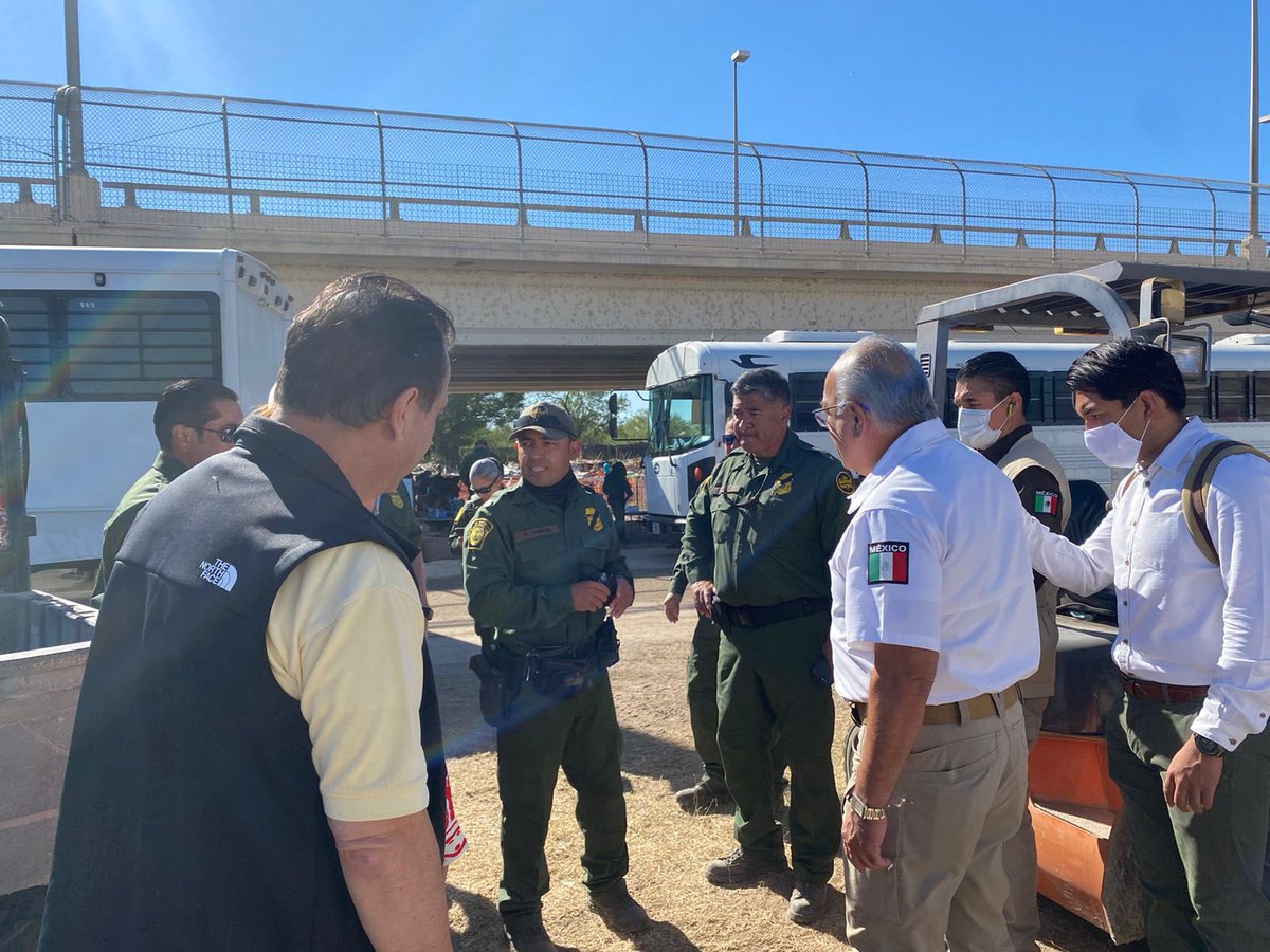 SegobCoahuila's tweet photo. En @CityofDelRio #Texas, el Secretario @F_DeLasFuentes, la Secretaria de Seguridad @villarrealsonia y autoridades del @INAMI_mx,  sostuvieron una reunión de trabajo con @USBPChief, Jefe de la Patrulla Fronteriza de 🇺🇸, para coordinar acciones de atención a la #CrisisMigratoria. https://t.co/VoryyEVcyf