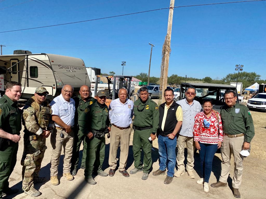 SegobCoahuila's tweet photo. En @CityofDelRio #Texas, el Secretario @F_DeLasFuentes, la Secretaria de Seguridad @villarrealsonia y autoridades del @INAMI_mx,  sostuvieron una reunión de trabajo con @USBPChief, Jefe de la Patrulla Fronteriza de 🇺🇸, para coordinar acciones de atención a la #CrisisMigratoria. https://t.co/VoryyEVcyf
