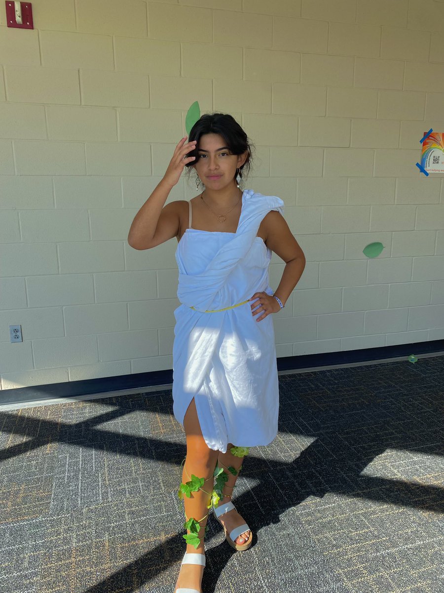 ellasias_'s tweet photo. goddess of school spirit 🍃⚡️🌬 @SOUTH_STUCO @SouthStuco20 #phshoco21 #phshoco #spiritweek https://t.co/baXmkXc0E7