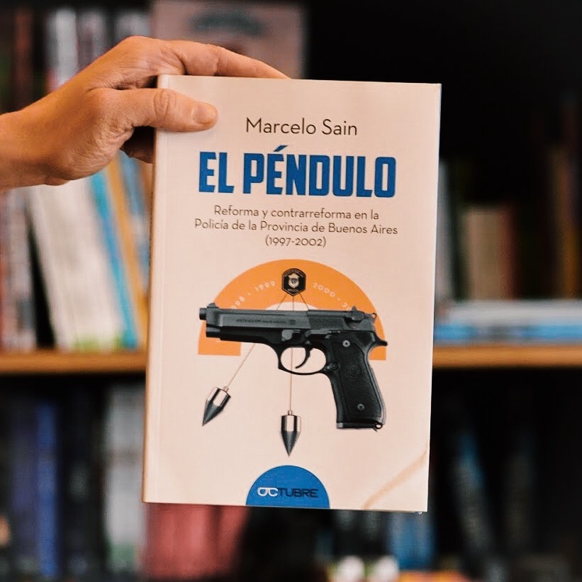 EdOctubre's tweet photo. 📚El péndulo. Reforma y contrarreforma en la Policía de la provincia de Buenos Aires (1997-2002)

✅La crisis estructural evidenció el perverso vínculo entre el gobierno y un sistema policial institucionalmente autónomo y financieramente “autárquico”.

 🌐 https://t.co/iLcrVu7eUL https://t.co/SwaPxWa4j3
