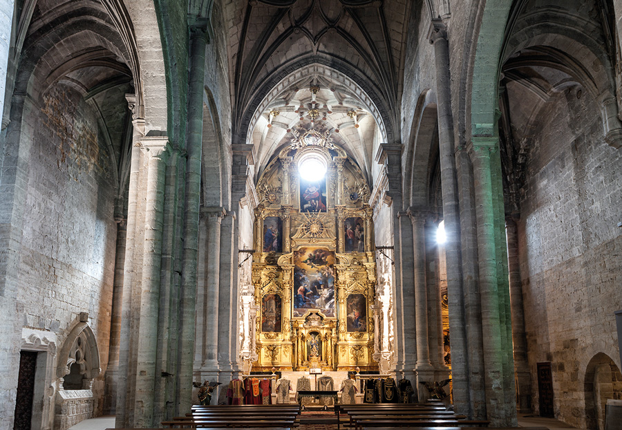 Businirmaslejos's tweet photo. Además de varios retablos barrocos, entre los que destaca el de la nave central presidido por una tabla de La Anunciación pintada por el bohemio Antón Raphael Mengs, se localizan algunos sepulcros como los de los condes de Castro y el posible de la reina Leonor de Castilla. https://t.co/6fAND2E6oN