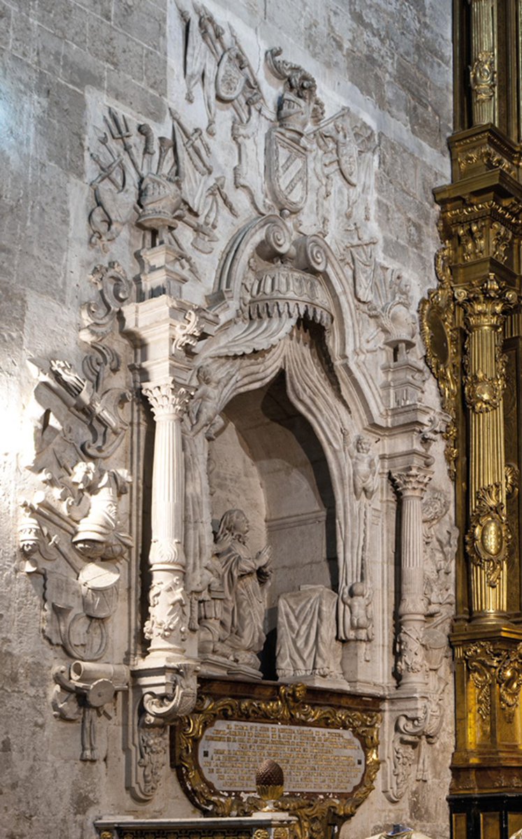 Businirmaslejos's tweet photo. Además de varios retablos barrocos, entre los que destaca el de la nave central presidido por una tabla de La Anunciación pintada por el bohemio Antón Raphael Mengs, se localizan algunos sepulcros como los de los condes de Castro y el posible de la reina Leonor de Castilla. https://t.co/6fAND2E6oN