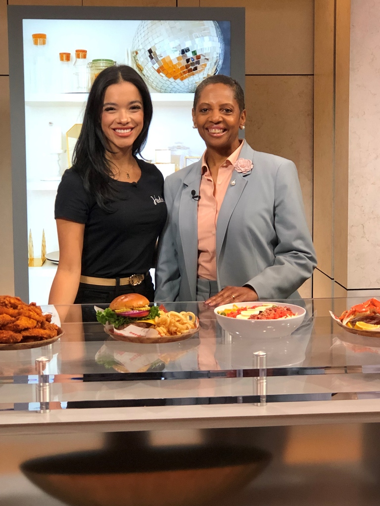DaytimeChicago's tweet photo. Hooters Wings helping kids!! Find out how the company is helping kids get a better education.  https://t.co/lW7JHGsXsq
@originalhooters

#hooterswings https://t.co/r3kyUUd9aZ
