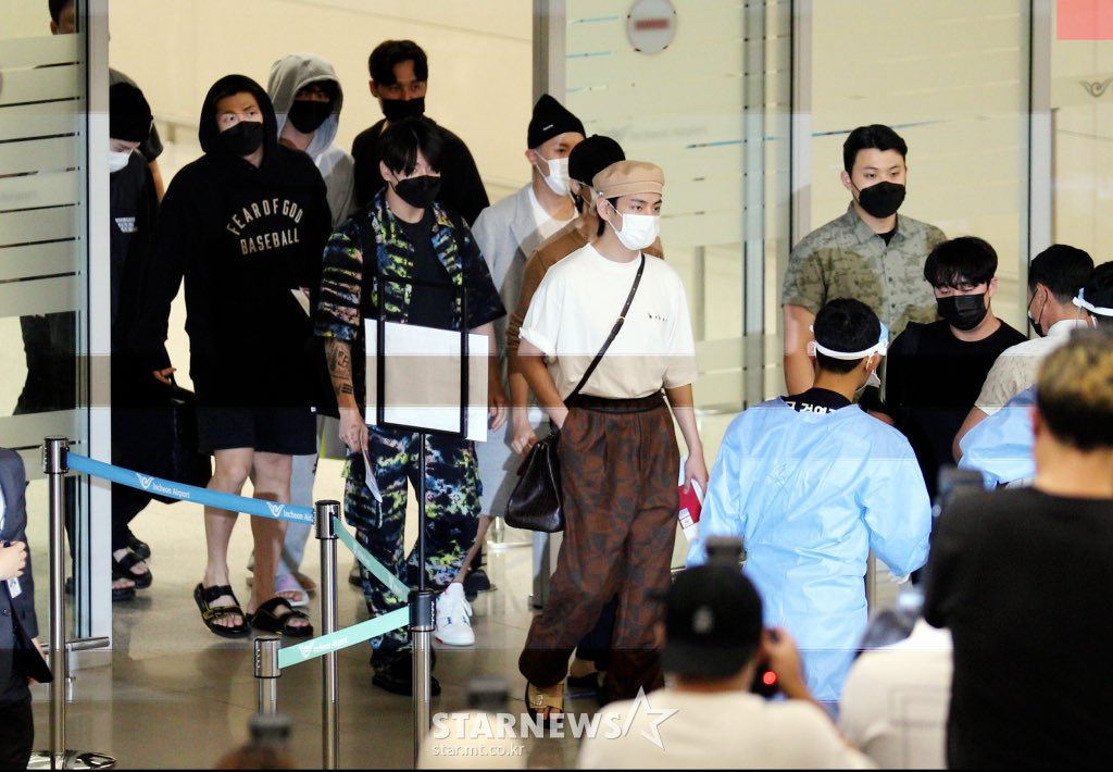 TheOMDAOficial's tweet photo. [📸] @BTS_twt BTS have landed safely in South Korea (photos released by the press) 🛬🇰🇷 ~ Welcome back home BTS💜 #방탄소년단 #BTS https://t.co/Pt96GUenSl