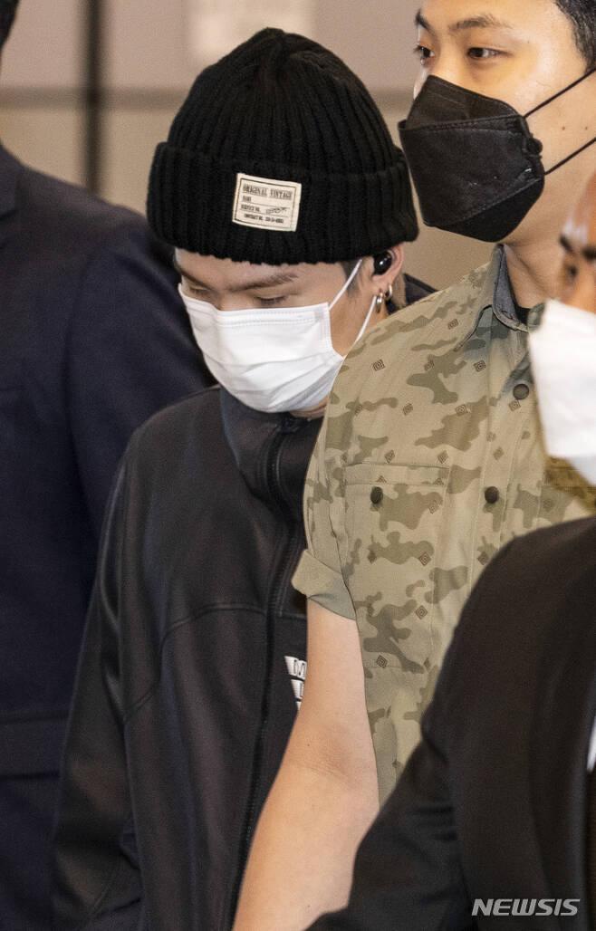 TheOMDAOficial's tweet photo. [📸] @BTS_twt BTS have landed safely in South Korea (photos released by the press) 🛬🇰🇷 ~ Welcome back home BTS💜 #방탄소년단 #BTS https://t.co/H7mRUK2op6