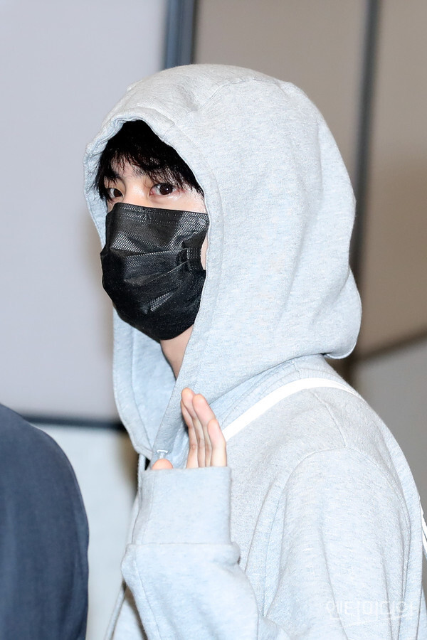 TheOMDAOficial's tweet photo. [📸] @BTS_twt BTS have landed safely in South Korea (photos released by the press) 🛬🇰🇷 ~ Welcome back home BTS💜 #방탄소년단 #BTS https://t.co/H7mRUK2op6