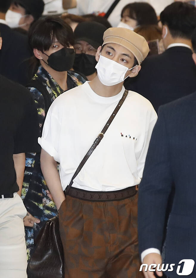 TheOMDAOficial's tweet photo. [📸] @BTS_twt BTS have landed safely in South Korea (photos released by the press) 🛬🇰🇷 ~ Welcome back home BTS💜 #방탄소년단 #BTS https://t.co/H7mRUK2op6