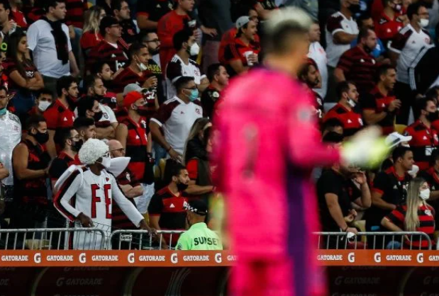 Metropoles's tweet photo. Secretário de Saúde minimiza quebras de protocolo em jogo do @Flamengo.

Daniel Soranz classificou o evento como um sucesso, apesar de alguns torcedores não respeitarem o uso de máscara e o distanciamento.

Leia: https://t.co/eyj3xkJkyO https://t.co/Z6dvBZZveh