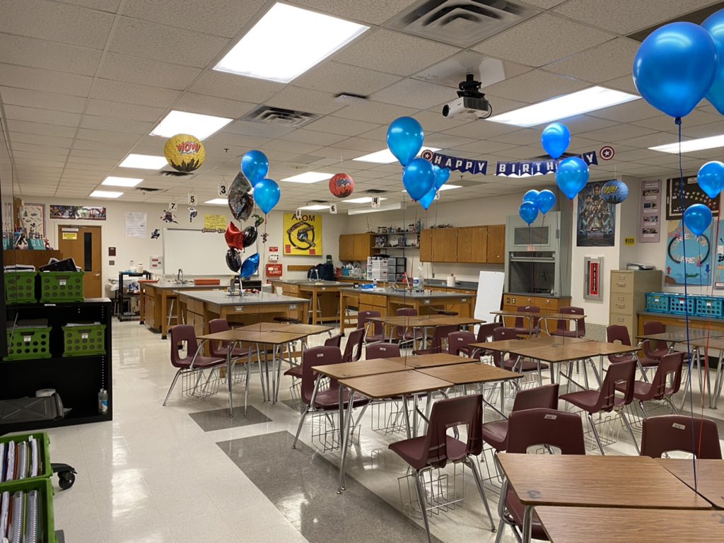 EdnaSanchez1's tweet photo. Thank you so much to my friends/co-workers @Ktarver2 @MissGutierrez31  @MsPallares524 @EBriseno_ams @MsHolmes_AMS @pbernard2016 @price_sci @mrsfran4 @krystalod10 for making me feel special on my birthday! https://t.co/mDiA2UNAne