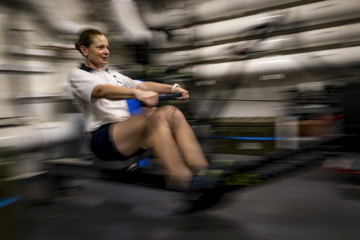 #FitnessFriday💪🏋️

Petty Officer Physical Training Instructor Jessica Clarke is working hard on board #HMASAnzac during #IndoPacificEndeavour21. POPTI Clarke is regularly developing training exercises for the crew & providing mentoring in the gymnasium.

📸: LSIS Leo Baumgartner