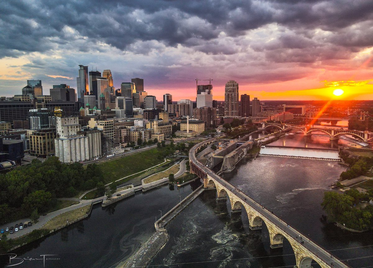 northmadeco's tweet photo. Love this city! Check out our MPLS collection in store or online. https://t.co/mXLfkF5nlk 📸: Brian T. Imagery 

#Minnesota #MN #NorthMadeCo #ShopLocal #ShopLocalMN #ShopSmall #SmallBusiness #MPLS #Minneapolis #MNPhotography #FallSeason 
@MeetMinneapolis #TwinCities https://t.co/kD4ScfBVHD