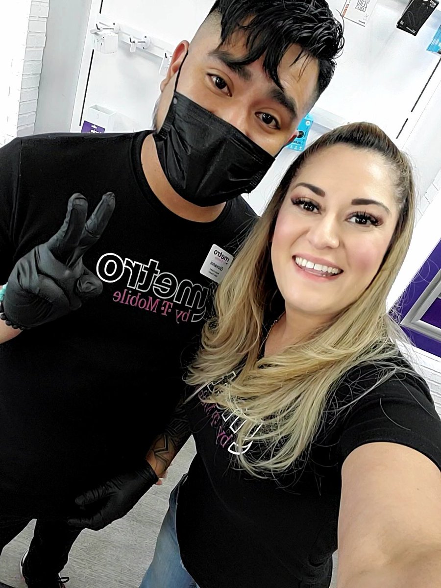 Super excited to finally get to snap a pic with this guy! He's always busy taking care of our customers.Thanks for being awesome! #twinning #JeffersonJedi