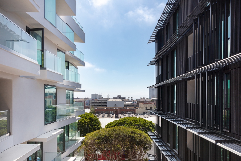Exterior sunshade installation for 500 Broadway. Nearly there! 

Photos by: Matthew Momberger