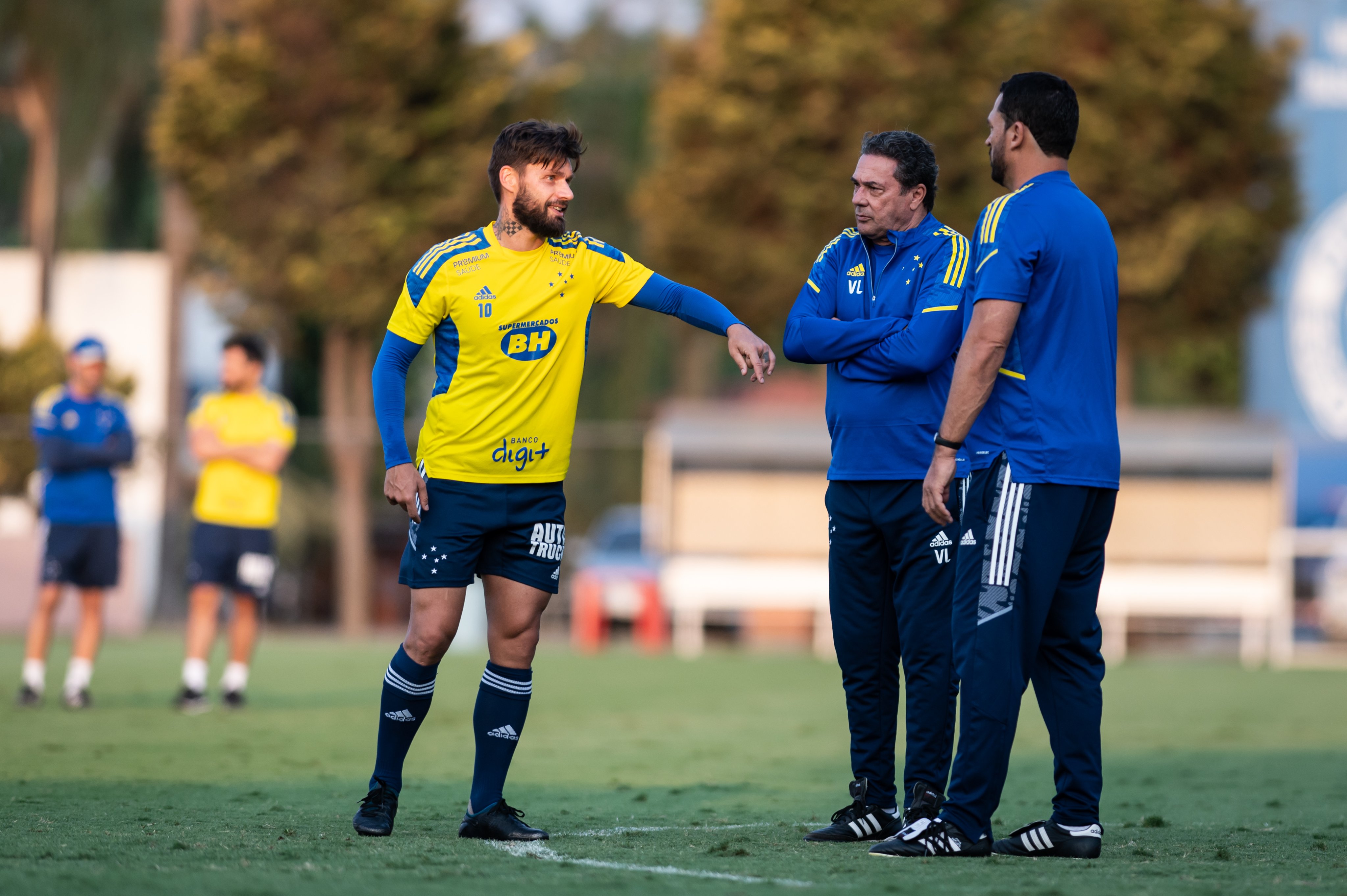 À espera de resolução de imbróglio no Cruzeiro na Fifa, Angulo participa de  treino na Toca - Superesportes