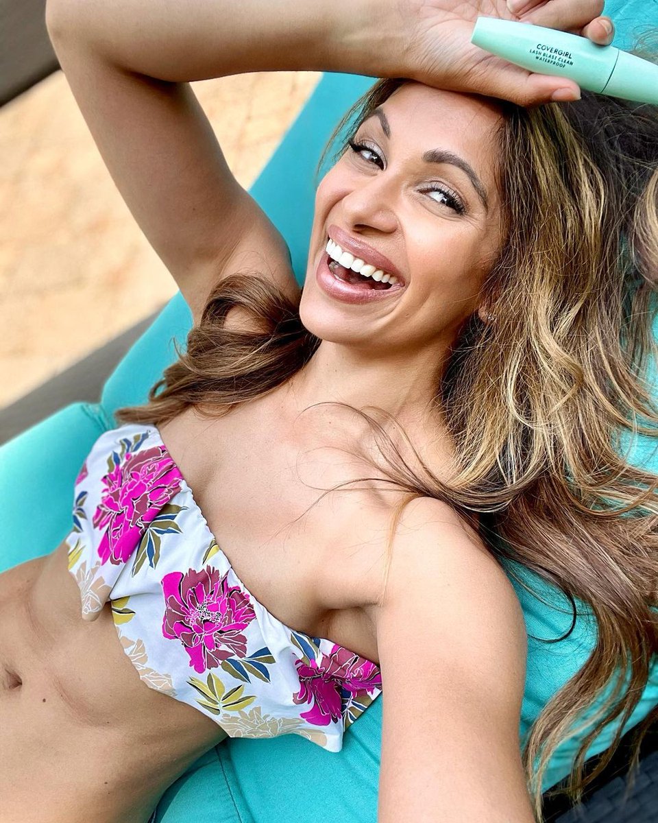 COVERGIRL's tweet photo. ☀️Sangita is looking like poolside perfection in our #LashBlast Clean Volume Waterproof Mascara and #CleanFresh Pressed Powder. Find both at @walmart.
📸:@sangita.patel
#EasyBreezyBeautiful #COVERGIRLCrueltyFree #CrueltyFree #COVERGIRLMADE https://t.co/rgNwZJbeUi