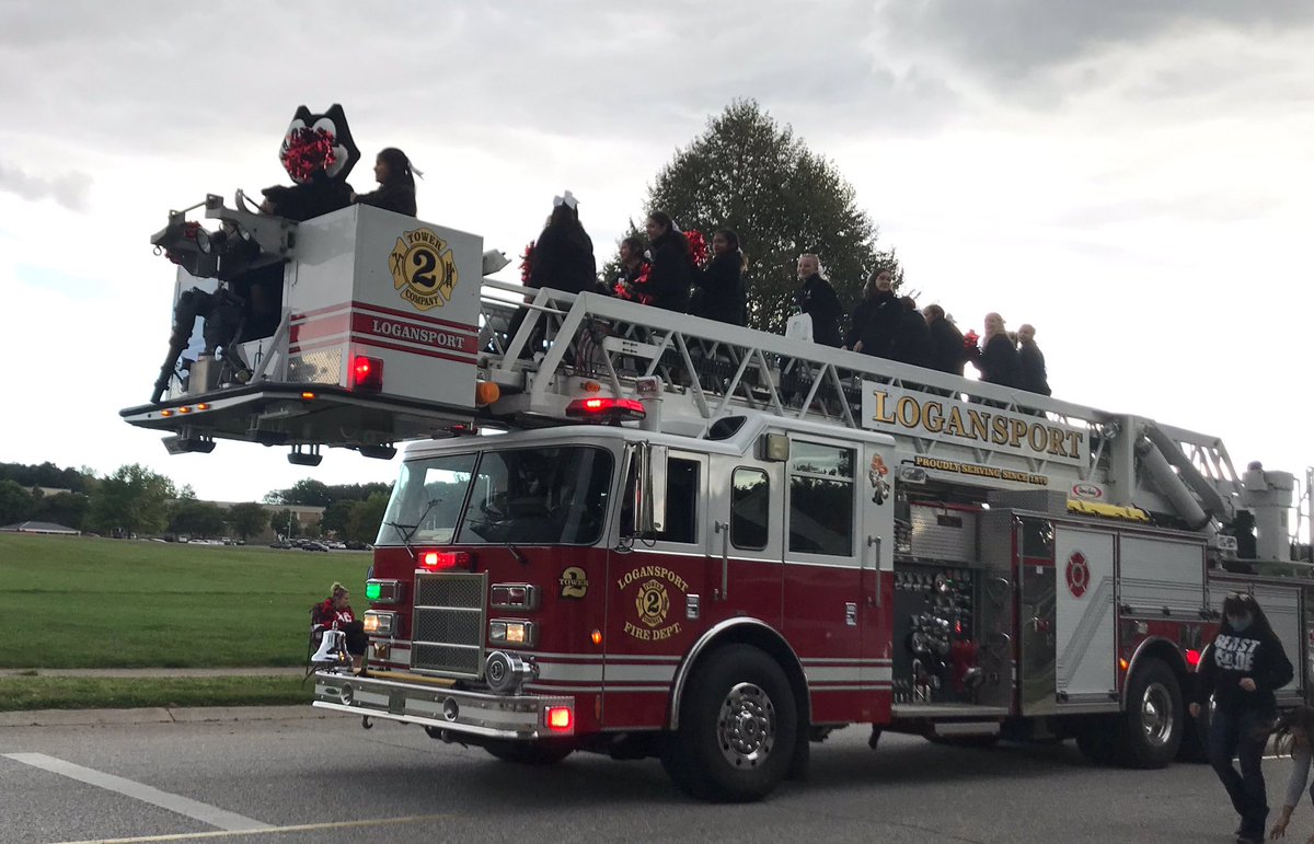 BerryChoirs's tweet photo. Homecoming Parade fun! 🔴🍓⚫️ #LHSspiritweek https://t.co/KPOutErU5s