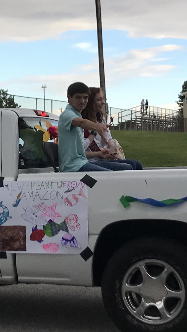BerryChoirs's tweet photo. Homecoming Parade fun! 🔴🍓⚫️ #LHSspiritweek https://t.co/KPOutErU5s