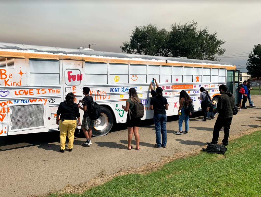 Thanks to our Slover Mountain High School students for adding their loving touch to the Kindness Bus! #CJUSDCares

@ColtonJUSD @DrFrankMiranda @SMHS_CJUSD @EdrinaFraijo @MooneyEdD @CJUSDStudentSvc @CJUSDESD