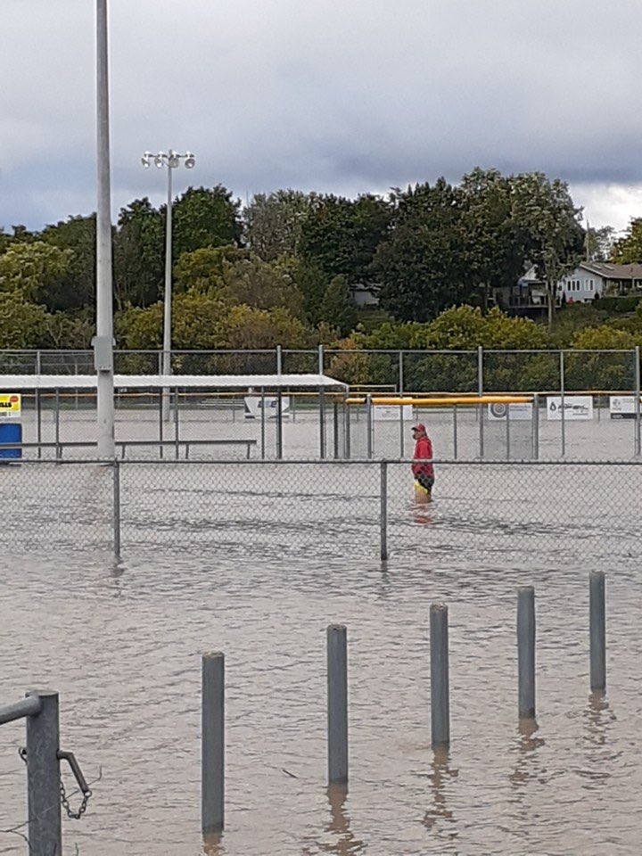 savy752's tweet photo. So I guess no tryout or ball practice for my kids tonight. 😢#FallFlood #NithRiver @WilmotTownship @TheWilmotPost https://t.co/EIS4RY2l17