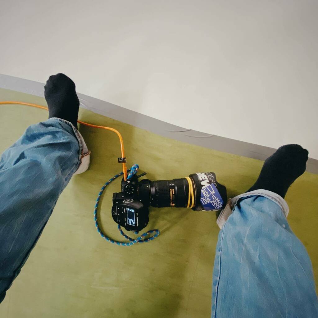 RicciSpeckels's tweet photo. Wenn der Hintergrund sauber bleiben muss… #tether #tethertools #iworkcase #arbeitsweise #fotografierenmitleidenschaft #fotografierenlernen #fotografierenmachtglücklich #fotografierenmitherz #berufsfotograf @tethertools @iworkcase @nikondach https://t.co/r6pOBwtvzM