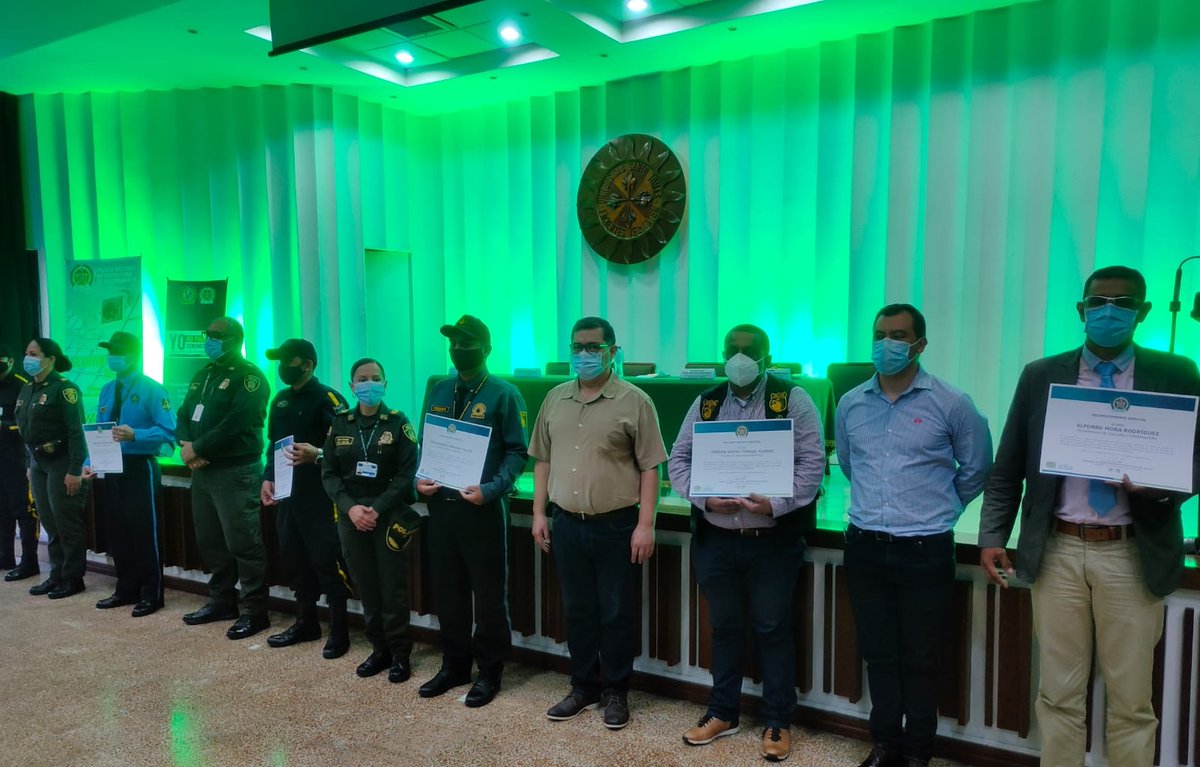 SuperVigilancia's tweet photo. En el Encuentro de Articulación en #Santander junto a la Policía Metropolitana de #Bucaramanga condecoramos a vigilantes de la región por su profesionalismo y responsabilidad en el aporte de información fortaleciendo la Red de Apoyo y Solidaridad Ciudadana #UnidosSomosMás https://t.co/T8hQAqFNJb