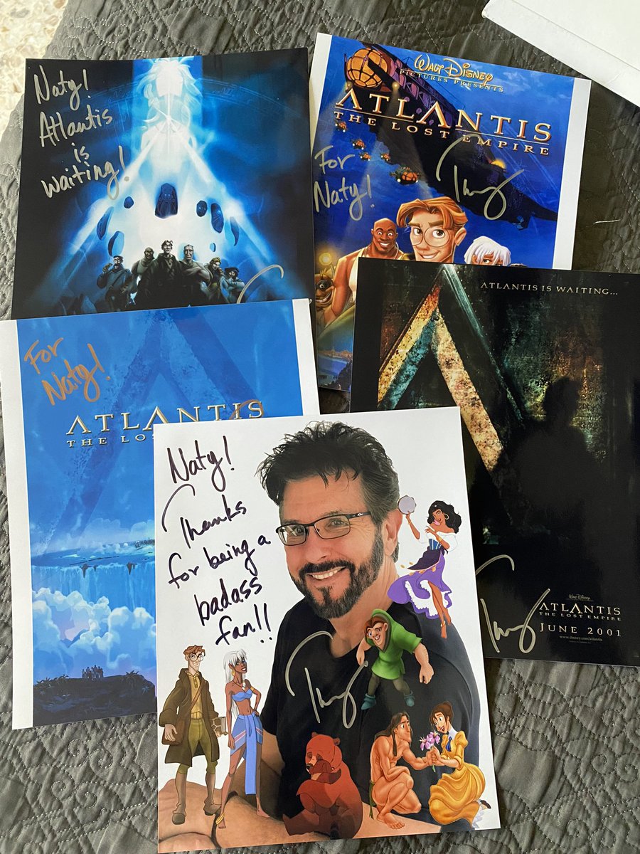 KidaMirk02's tweet photo. No todos los días el creador de tus películas favoritas te manda posters autografiados 🥰😎#tabmurphy GRACIAS TAB MURPHY SERÉ TU BADASS FAN X 100PRE #atlantis https://t.co/S8K1sJHX2E