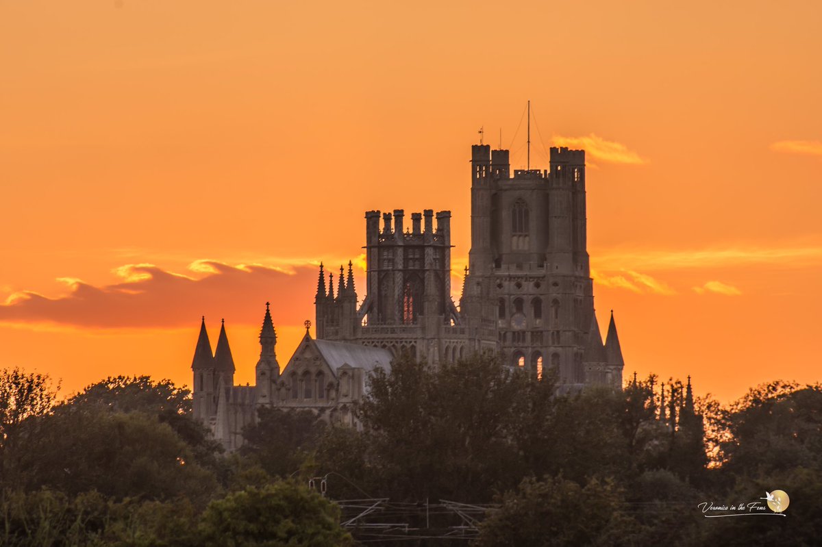 VeronicaJoPo's tweet photo. I just couldn’t resist a quick pop out for sunset capture this evening 
🧡🤗🧡 
The housework is suffering 😅🤫😬
#loveelycathedral #sunsets #rivergreatouse #spottedinely #StormHour https://t.co/H7Wfnt7hGa