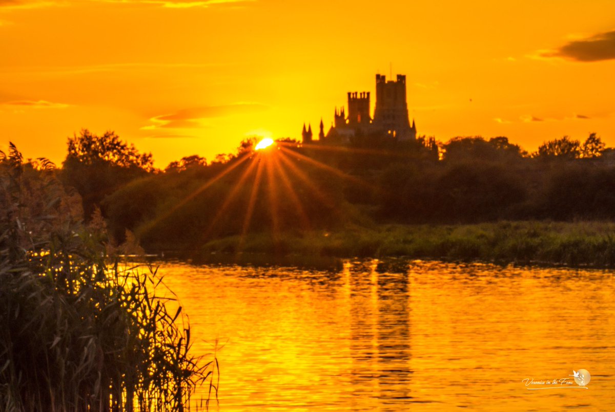 VeronicaJoPo's tweet photo. I just couldn’t resist a quick pop out for sunset capture this evening 
🧡🤗🧡 
The housework is suffering 😅🤫😬
#loveelycathedral #sunsets #rivergreatouse #spottedinely #StormHour https://t.co/H7Wfnt7hGa