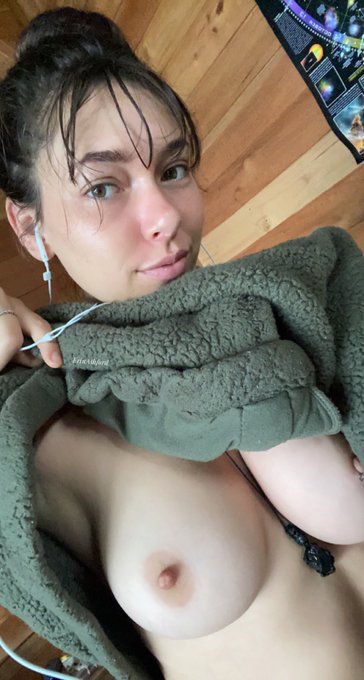 peek_a_boob