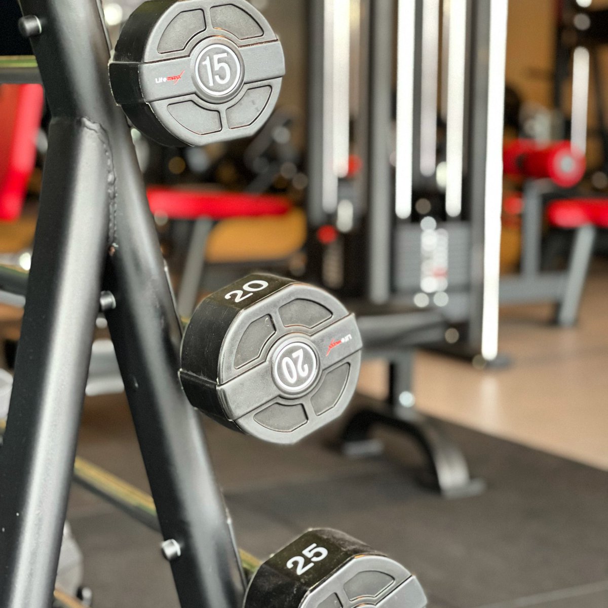 BodyAchievement's tweet photo. De barbell wordt meestal gebruikt door krachtsporters. Bij onder andere bodybuilding, powerlifting, krachttraining en fitness wordt hij gebruikt ter versterking of vergroting van vooral de biceps (musculus biceps brachii). 
Wil je meer weten over de barbell, neem contact met ons. https://t.co/PEHR227zlm