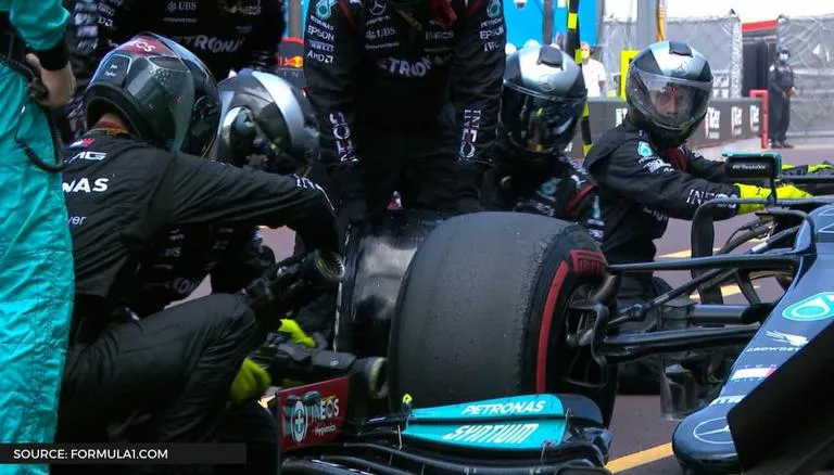 F2_F1V's tweet photo. Volta 28/100

- MEU DEUS
- DO NADA A CORRIDA VIRA DE PONTA CABEÇA!!!
- KVYAT (@CamposF1v) ABANDONA POR PROBLEMAS NO CÂMBIO ENQUANTO ROSSI (@ManorGP3) TEM UMA PISTOLA PRESA EM UMA DE SUAS RODAS
- A EQUIPE TENTA FAZER O MÁXIMO PORÉM JÁ ERA, ROSSI ABANDONA PARA A TRISTEXZA DE GERAL https://t.co/x5o0HyJORb