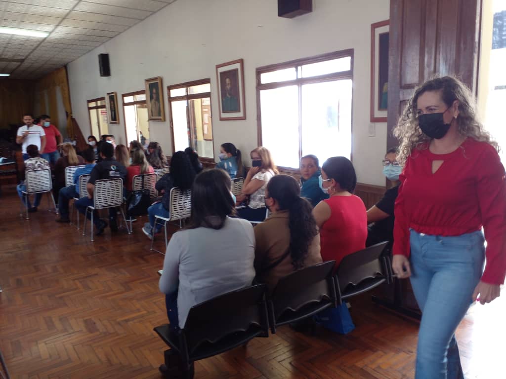 CDCE Táchira (@cdcetachira) on Twitter photo En el municipio #Jáuregui se desarrolló el encuentro del Sector Educativo con la participación de la Jefa <a href="/charlychaves/">Charly Rojas Chaves</a>, Ingeniero <a href="/BermudezJoseA/">Bermúdez José</a> y el Candidato a la Alcaldía.
¡Trabajando en Revolución!
#VenezuelaDialogaPorLaPaz
<a href="/FreddyBernal/">Freddy Bernal</a>
<a href="/_LaAvanzadora/">Yelitze Santaella</a>
<a href="/PSUVTachira/">PSUV Táchira</a> En el municipio #Jáuregui se desarrolló el encuentro del Sector Educativo con la participación de la Jefa <a href="/charlychaves/">Charly Rojas Chaves</a>, Ingeniero <a href="/BermudezJoseA/">Bermúdez José</a> y el Candidato a la Alcaldía.
¡Trabajando en Revolución!
#VenezuelaDialogaPorLaPaz
<a href="/FreddyBernal/">Freddy Bernal</a>
<a href="/_LaAvanzadora/">Yelitze Santaella</a>
<a href="/PSUVTachira/">PSUV Táchira</a>