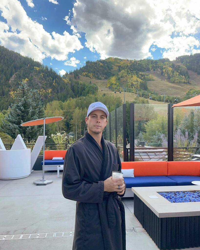 RikerLynch's tweet photo. Cozied up at the @waspenhotel with the rooftop pool and fireplace and beautiful views!
Getting lots of compliments on these very comfy slippers too π
#waspen
#whotels https://t.co/501wso7rRM