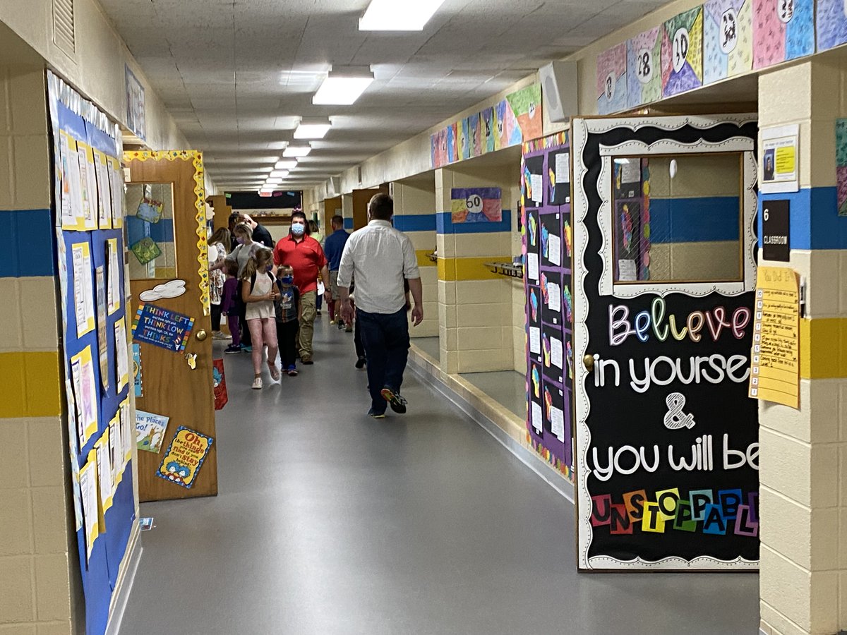 LVLASERS1645's tweet photo. An AMAZING Open House event for our Lakeview School Community. It was great to have everyone together getting to meet one another and enjoy some fabulous food trucks! #LVLasers @LVLASERS1645 @NeenahSchools https://t.co/HgsTCH2Bbh