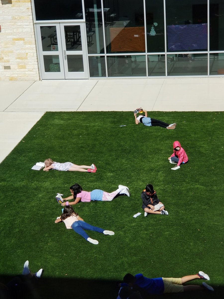 A great fall day and a good book = perfection. <a href="/SMCISD_Rod/">Rodriguez Elementary</a>