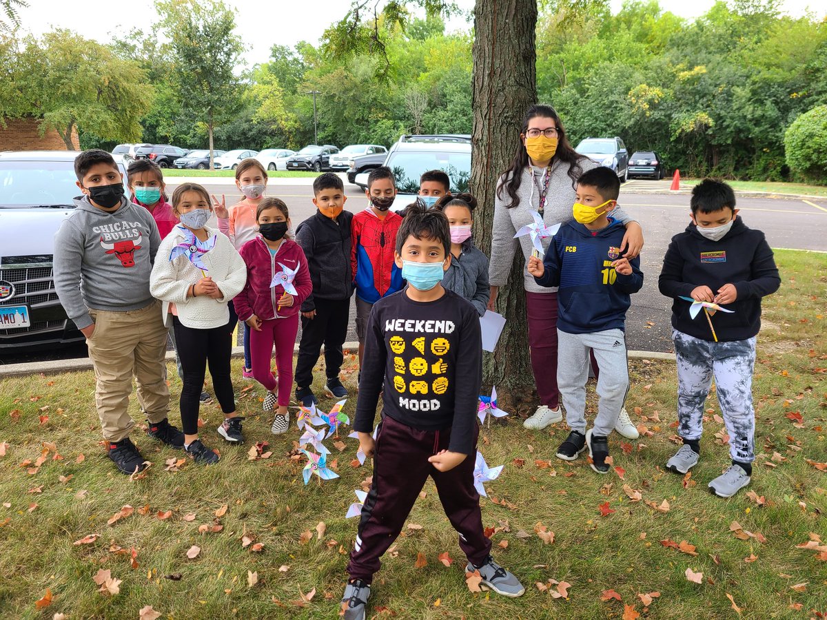 MsBoli's tweet photo. We had a great time celebrating International World Peace Day yesterday! We planted pinwheels that the students made and sang songs about kindness and peace. #d33pride #d33orgullo #WorldPeaceDay2021 https://t.co/yQ8XM5EG6k