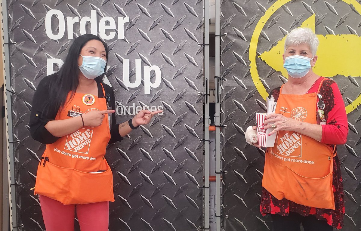 📽🎬The award for excellent customer service goes to Ms. Cindy! She likes to "get" involved by ensuring our customers are taken care of! 📽🎬#bigshowat0540