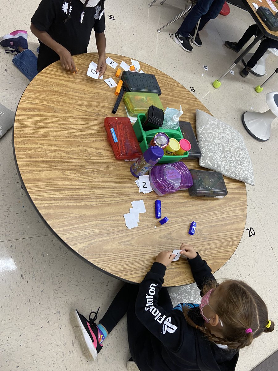 cmr41193's tweet photo. Learning to compare is always more fun when it’s a game! #kindergarten #HCS #HCSmath https://t.co/m29UCAWem5
