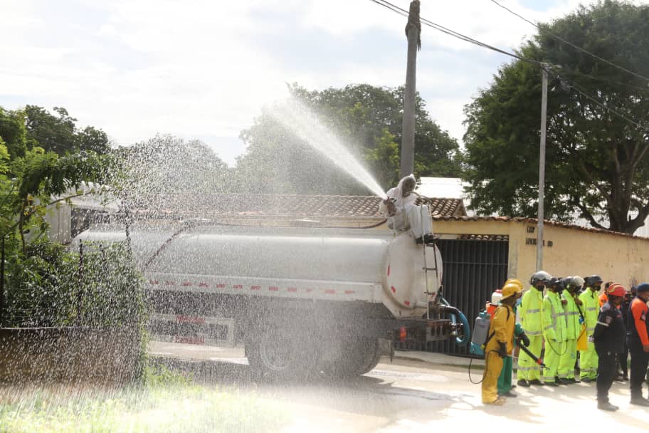 AdolfoP_Oficial's tweet photo. #23Sep En compañía de la FANB y Protección Civil realizamos la Jornada de Desinfección, Limpieza y Embellecimiento nro 76 en Coco e' Mono, parroquia José Gregorio Bastidas del municipio Palavecino. ¡Juntos hacemos más! #VenezuelaDialogaPorLaPaz https://t.co/1iuT7NGAmo