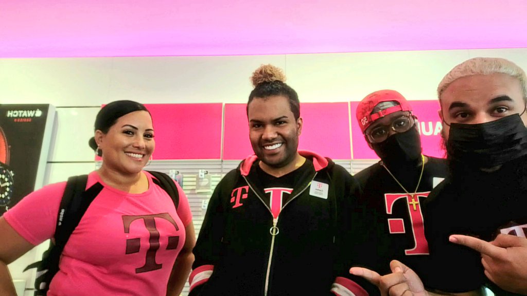 analove7's tweet photo. The #SODO team is ready to take care of our customers this weekend starting tomorrow at 8am #UpgradeForever #iPhone13Launch #Top100InAction 🙌 @megan_chong6 @ARod_013 @AnnieG_FL @TracyNolan_ https://t.co/CCTWy0L7VM