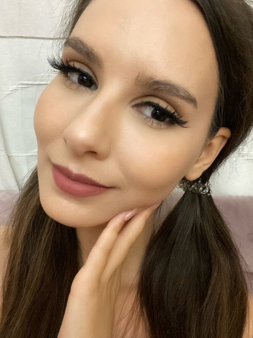 Felt cute with this lipstick, from the one and only Lisa Eldridge. 😍💄 https://t.co/GO5VB7e0n2<a href="/tag/skirt"class="tags"><span>#skirt</span></a><a href="/tag/peekaboo"class="tags"><span>#peekaboo</span></a><a href="/tag/stockingslegs"class="tags"><span>#stockingslegs</span></a>