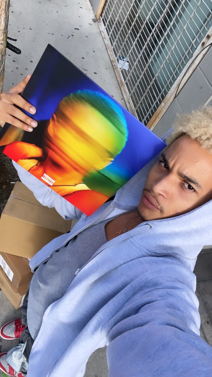 destinCONRAD's tweet photo. jus me and my vinyl https://t.co/7AXCtVDV77