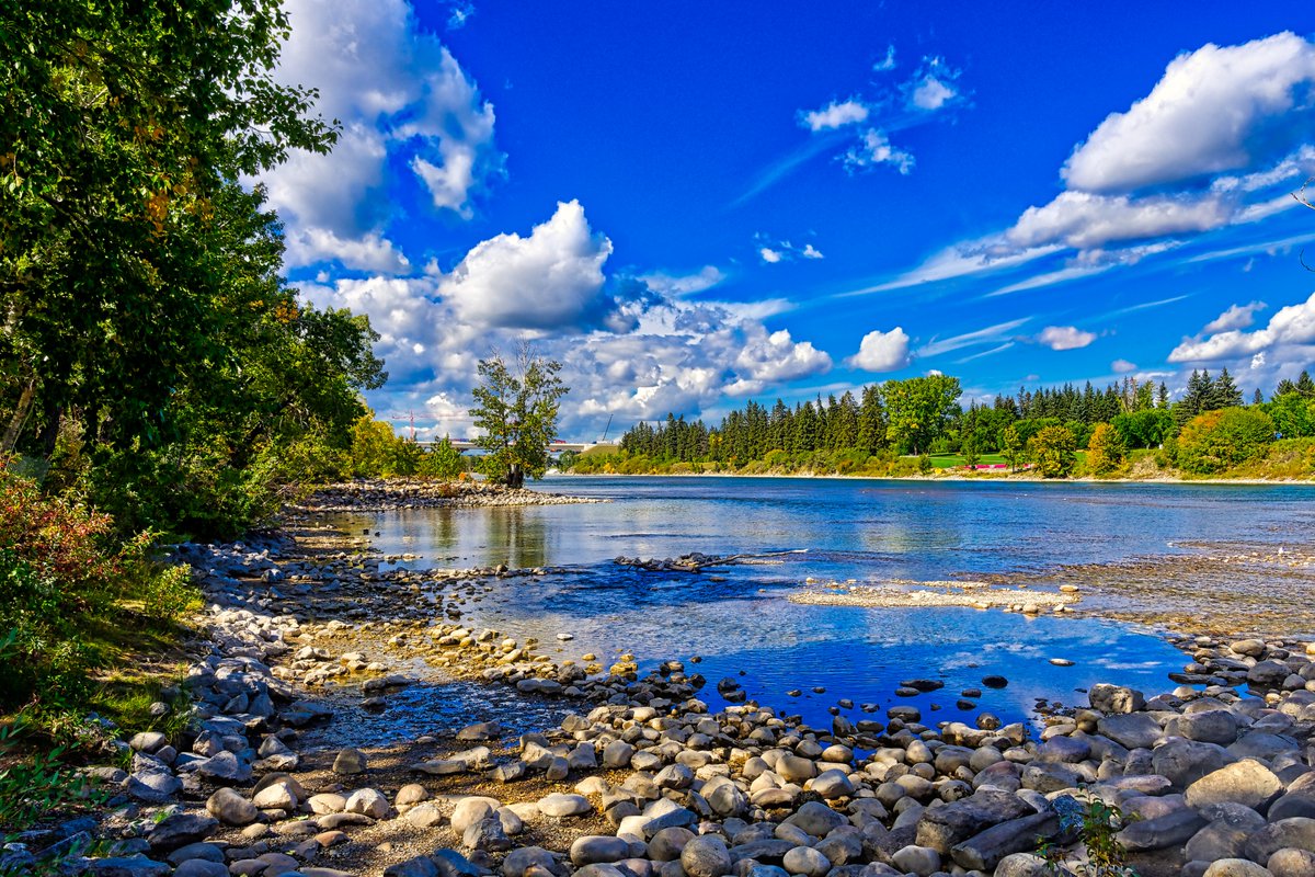 ashadmukadam's tweet photo. The Bow River looking west at Bowness Park. This is an HDR edit. #calgary #alberta #bownesspark #bowriver #nature #landscapes #fall #autumn #fallcolours #yellowleaves #orangeleaves #redleaves #hdr #hdredit #aurorahdr https://t.co/B0u44oj3H9