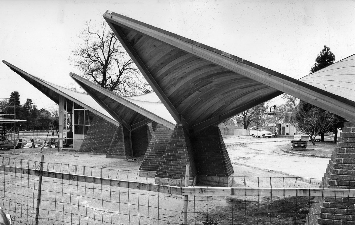 SacMod's tweet image. Meet the "Gateway to the Sacramento Zoo!”
• 1961: Kenneth Charles Rickey, AIA and designer Fred E. Brooks.
• 60 years old; "Googie" mid-20th century architectural style.
• Three concrete shell hyperbolic paraboloids, designed with twisted geometric planes.